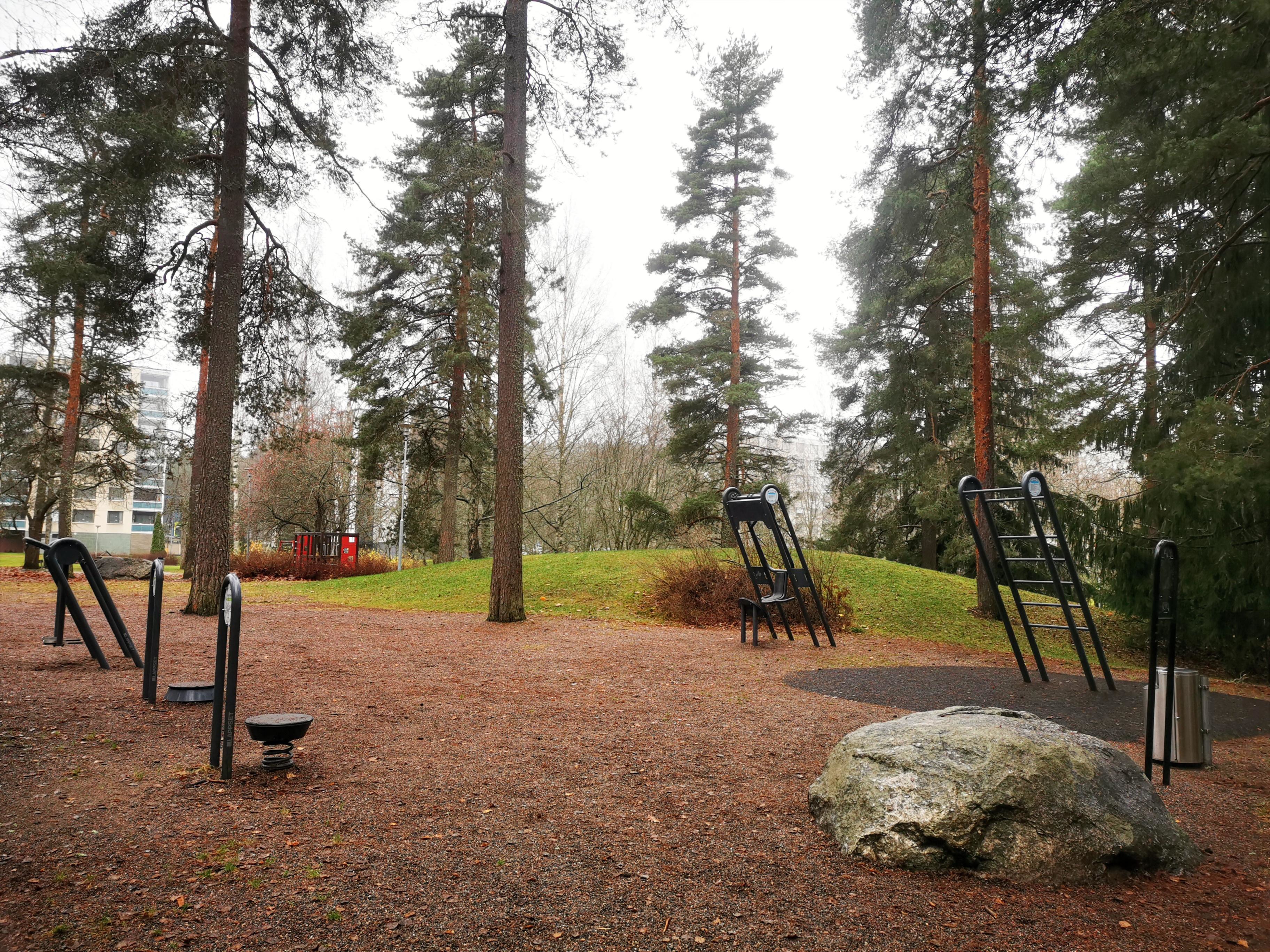 Kankolanpuiston leikkialue on metsäinen ja vehreä. Se sijaitsee kerrostalojen lähellä.