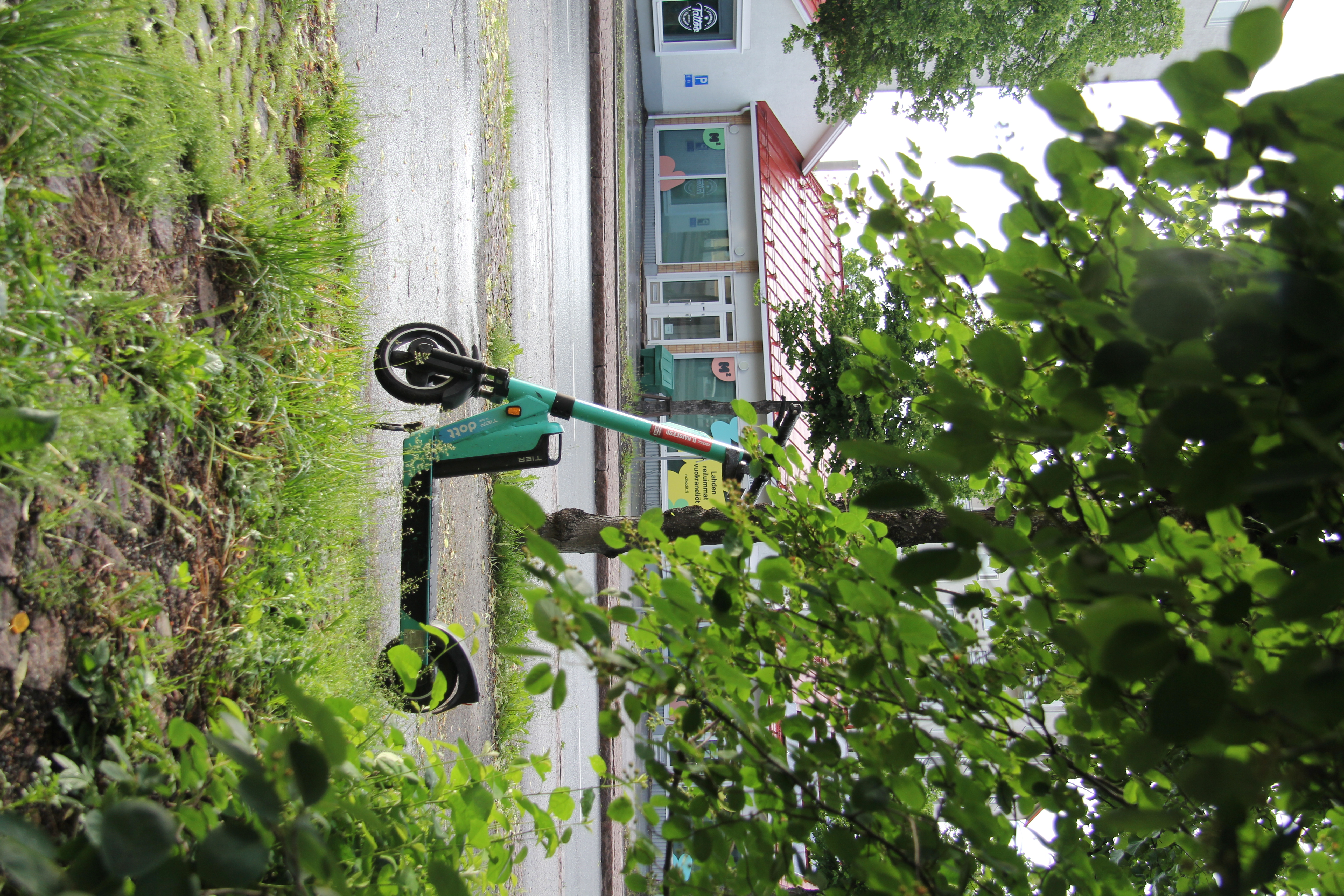 Sähköpotkulauta pysäköitynä tien reunaan