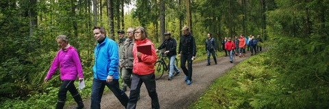 Kuvassa osallistujia maastokävelyllä