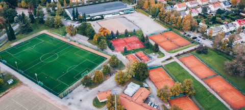 Ilmakuva Kisapuistosta. Etualalla jalkapallokenttä ja tenniskenttiä