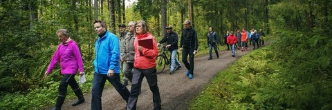 asukkaita maastokävelyllä