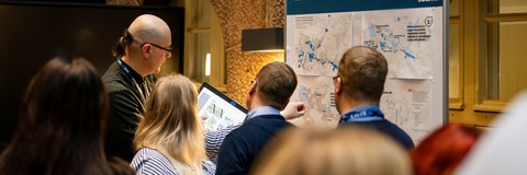 kuvassa kaupunkisuunnittelijoita ja valtuutettuja keskustelemassa yleiskaavasta