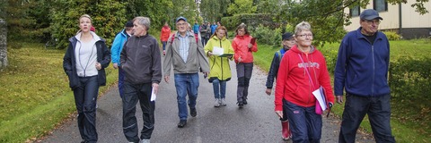 Kuvassa kävelijöitä Kerin asukaskävelyllä