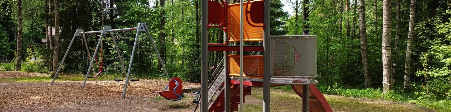 Tarolanpuiston nykyisiä leikkivälineitä ovat muu muassa keinut ja oranssi liukumäki