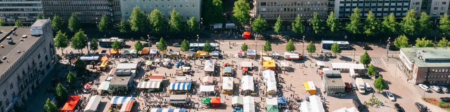 Kesäinen ilmakuva värikkäästä kauppatorista torikojuineen