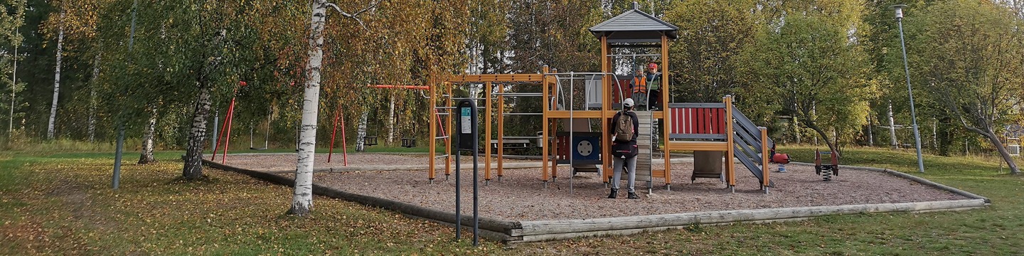 Patomäen leikkialue 1 on nurmikentän ja puiden ympärömä, avara paikka. Hiekkakentällä on puusta rakennettu leikkiväline, jossa on paljon erilaisia kiipeilyosuuksia lapsille