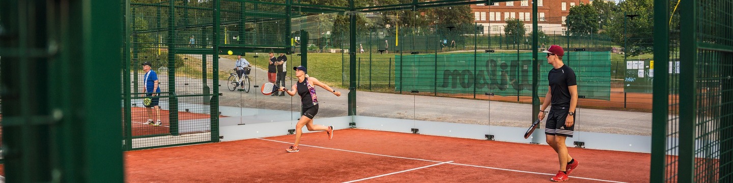 Padelin pelaajia Kisapuistossa