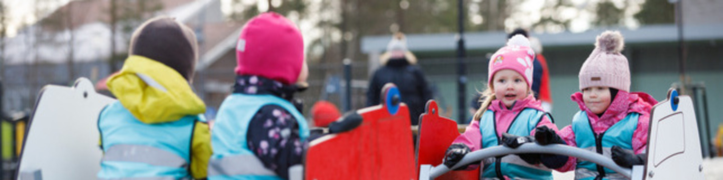 Lapset leikkitelineessä