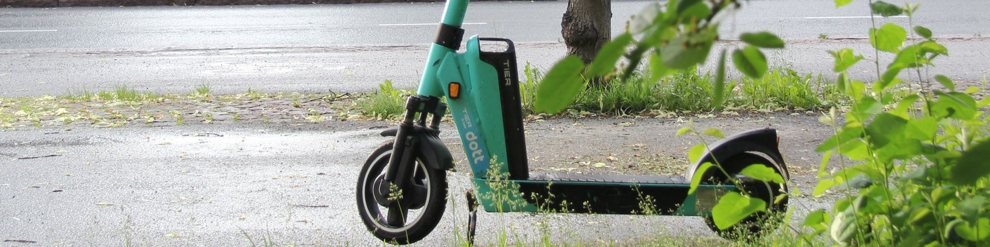 Sähköpotkulauta pysäköitynä tien reunaan