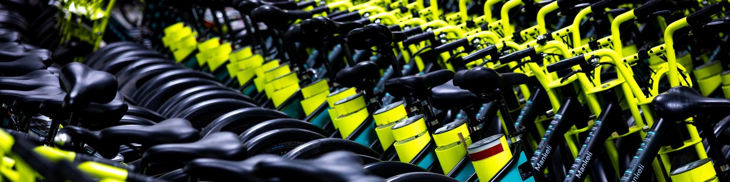 Mankeli-kaupunkipyöriä pitkässä rivissä