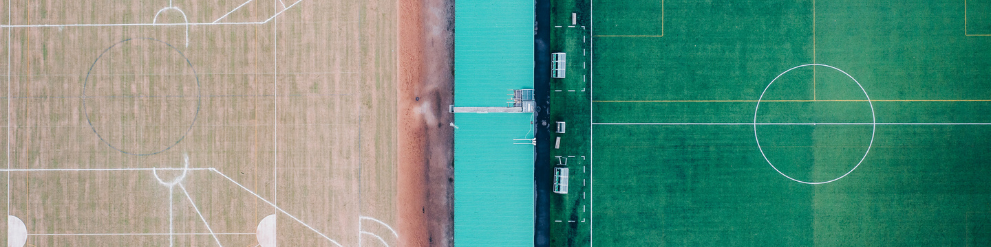 Kaksi henkilöä pelaamassa Padelia Kisapuistossa