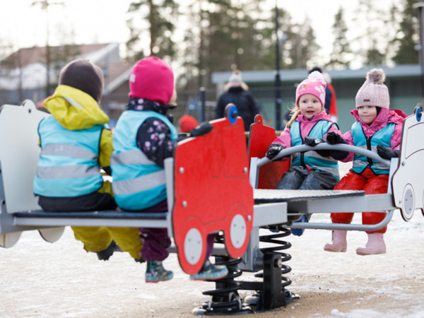 Lapset leikkitelineessä