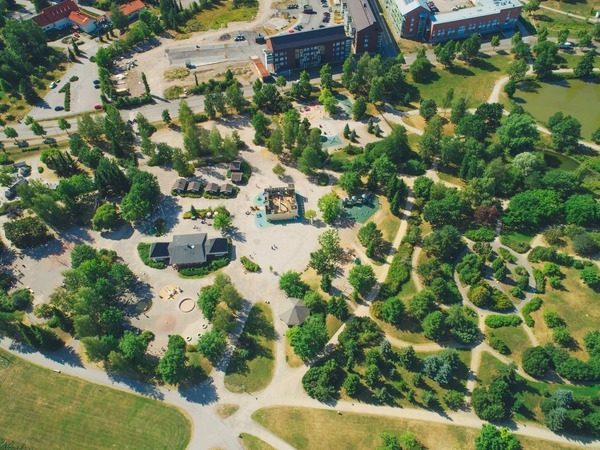 Ilmakuvassa näkyy perhepuiston rakennuksia ja vihreyttä