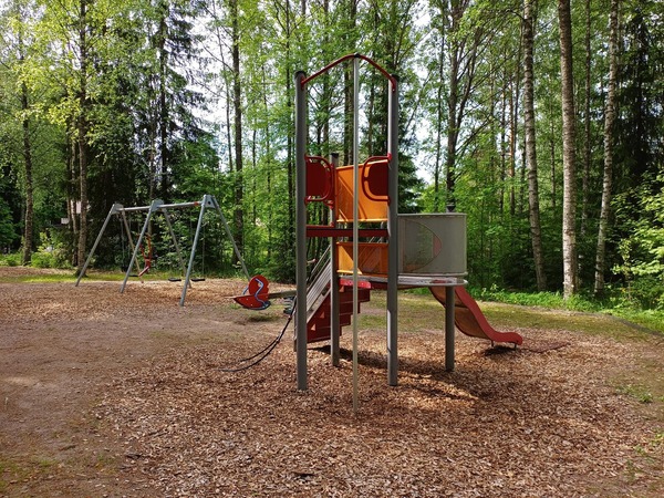 Tarolanpuiston nykyisiä leikkivälineitä ovat muu muassa keinut ja oranssi liukumäki